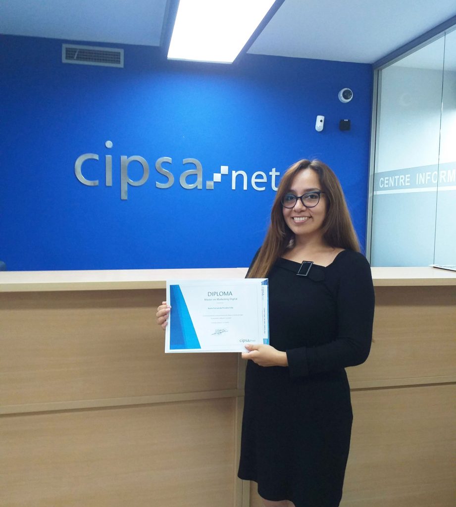 Karla Peralta con su título de Máster de Marketing Digital CIPSA
