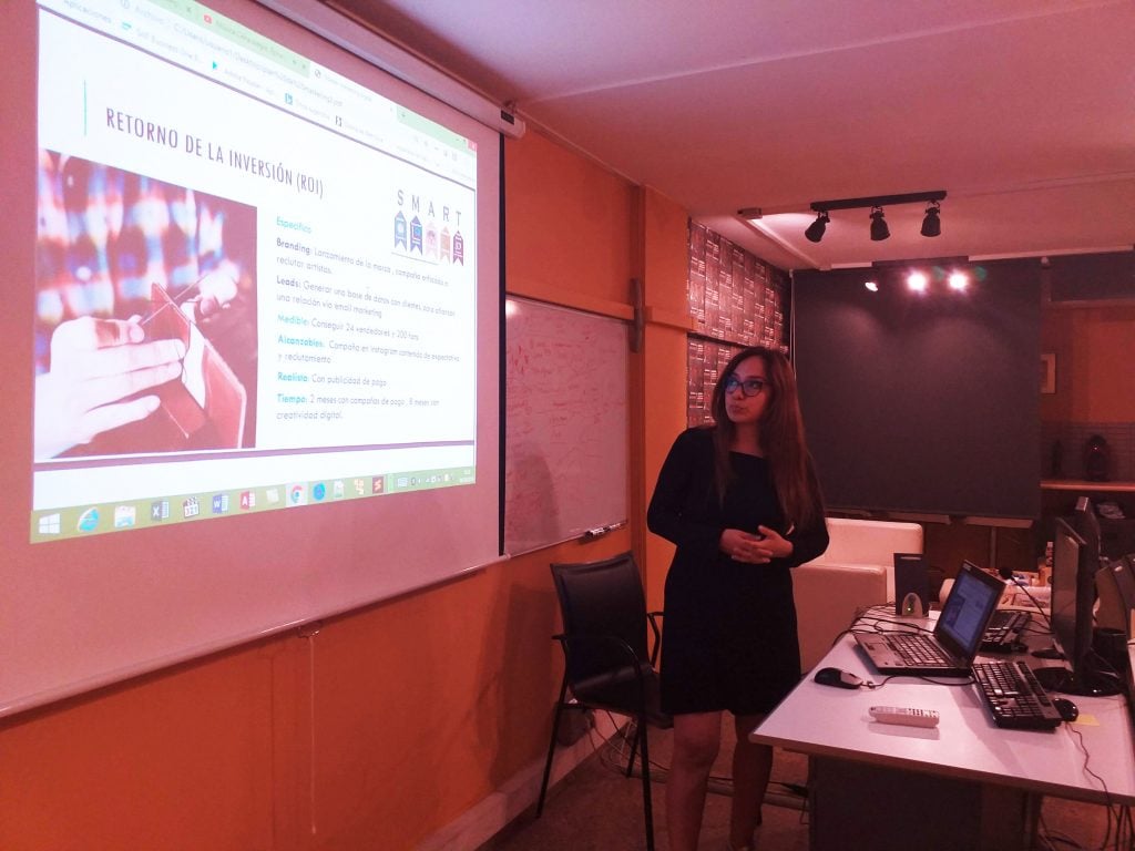 Karla Peralta con su título de Máster de Marketing Digital CIPSA